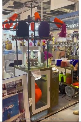 Machine à tricoter Opek pour la fabrication de bonnets et manchettes
