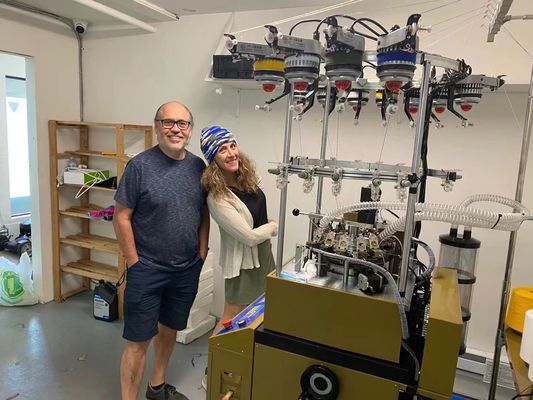 Meilleure machine de tricot de foulards pour réunions sportives avec une puissance de 1000 W et une technologie avancée