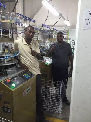 Les enfants casquettes foulards machine à tricoter avec largeur de tricot 25 pouces - 6 pouces et par Opek