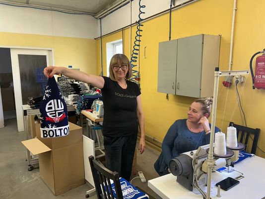 Machine à coudre à haute vitesse de 9 pouces largeur de tricot 7 GG Overlock pour chapeau de bonnet d'hiver tricoté