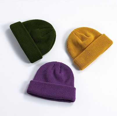Des bonbons en tricot à nervures en couleur pour enfants, des bonnets confortables avec une technologie automatique et sans couture.