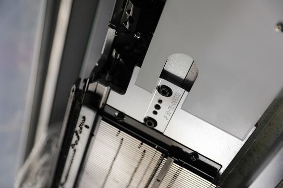 Machine à tricoter à col et manchette à jacquard de type plat avec système de chargement