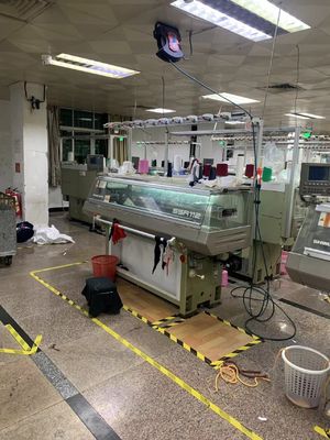 Machine à tricoter plat 80 pouces pour un faible coût d'entretien et double collier de transport