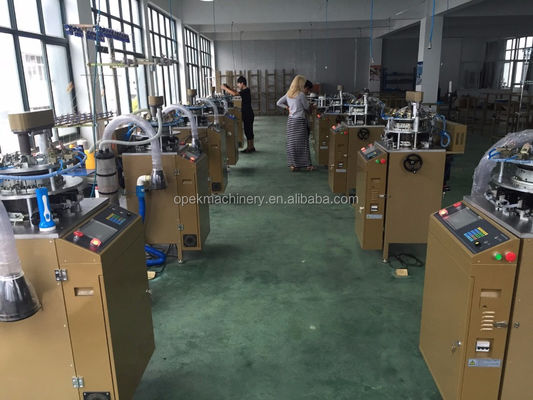 La machine entièrement informatisée d'Opek est l'investissement ultime pour les fabricants de casquettes tricotées