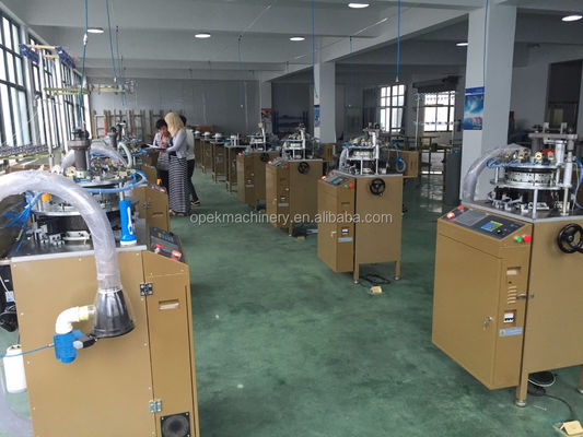 Machine à tricoter entièrement informatisée pour la fabrication de sous-vêtements sans couture