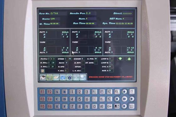 Production de pulls avec une machine à tricoter à plat informatisée professionnelle