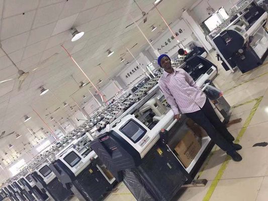 Production de pulls avec une machine à tricoter à plat informatisée professionnelle