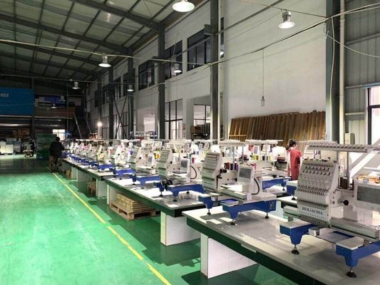 Augmentez la productivité de vos vêtements avec la machine de broderie informatisée OPEK 1206