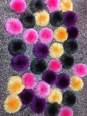 Découvrez le tricot à la courbe comme jamais auparavant avec 5000 PCS/HOUR Key Chain Pompom Machine