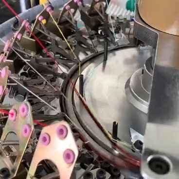 2023 Machine de fabrication de bonnets entièrement informatisée 325 kg pour des solutions de marque personnalisées
