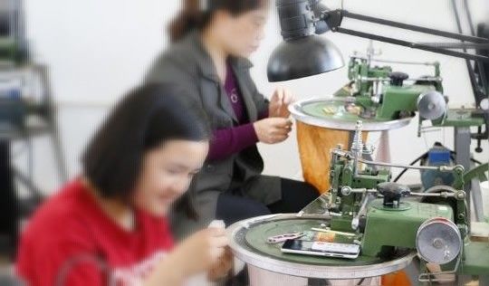 Machine à relier les motifs de tricot à la technologie de transfert de système unique pour le pull