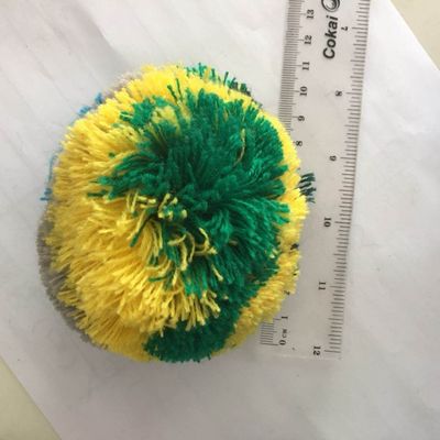 Machine de fabrication de pompons à grande vitesse avec une capacité de fil sophistiquée et sans contrôle informatisé