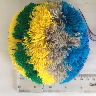 Machine de fabrication de pompons à grande vitesse avec une capacité de fil sophistiquée et sans contrôle informatisé
